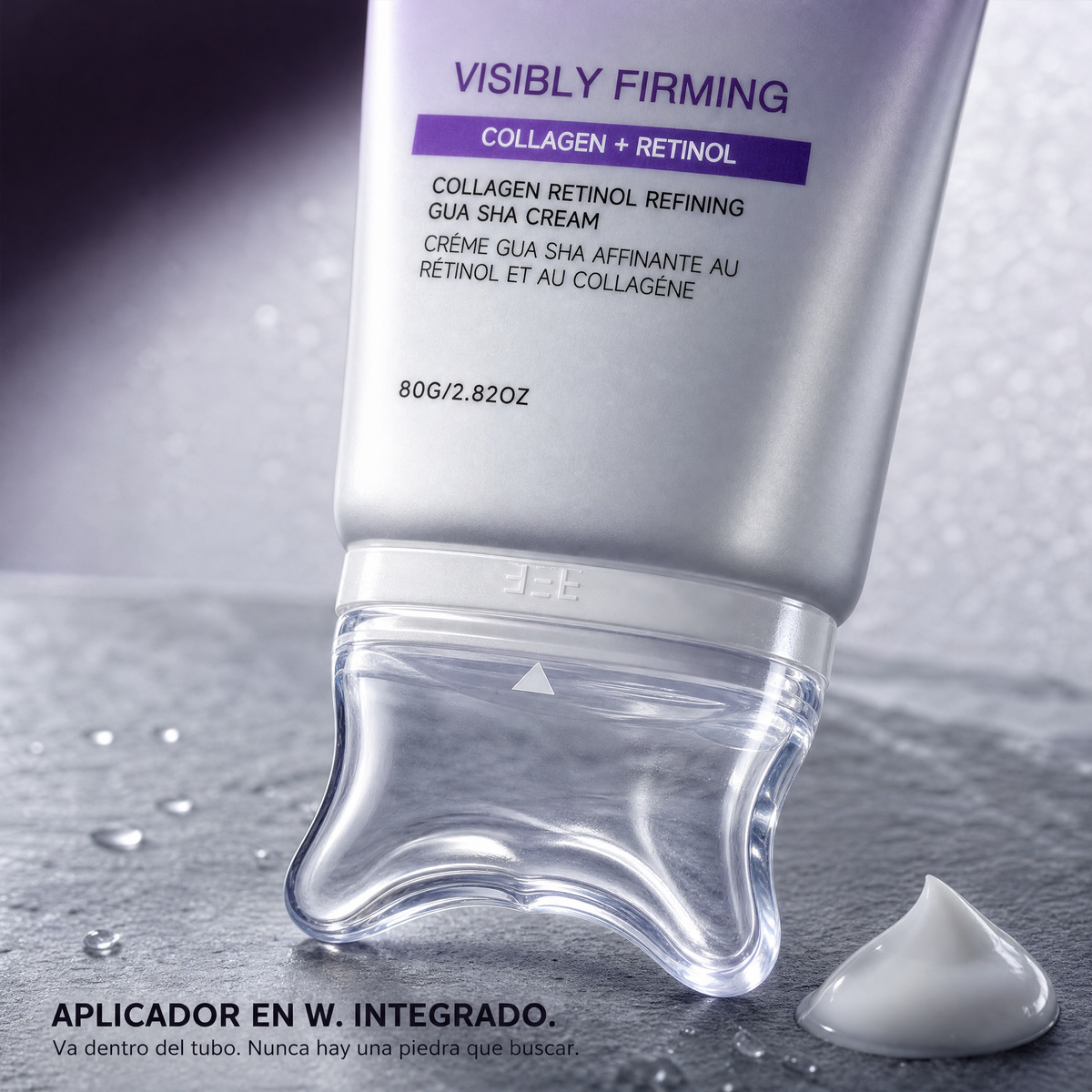 Primer plano del aplicador transparente en W integrado en el tubo, con una porción de crema junto a él